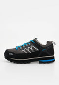 Wasserdichter schwarzer Wanderschuh mit grauen und blauen Akzenten. Verfügt über einen strukturierten Oberstoff, gepolsterten Schaft und robuste Sohle für Halt und Langlebigkeit.