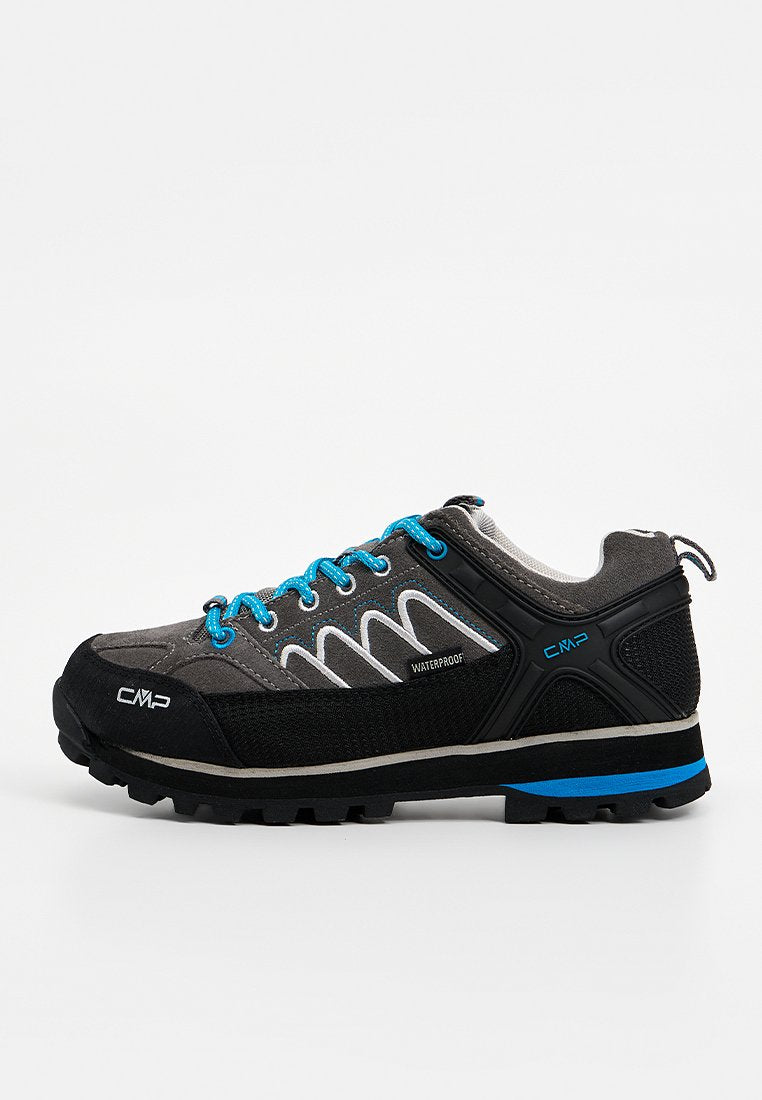 Wasserdichter schwarzer Wanderschuh mit grauen und blauen Akzenten. Verfügt über einen strukturierten Oberstoff, gepolsterten Schaft und robuste Sohle für Halt und Langlebigkeit.