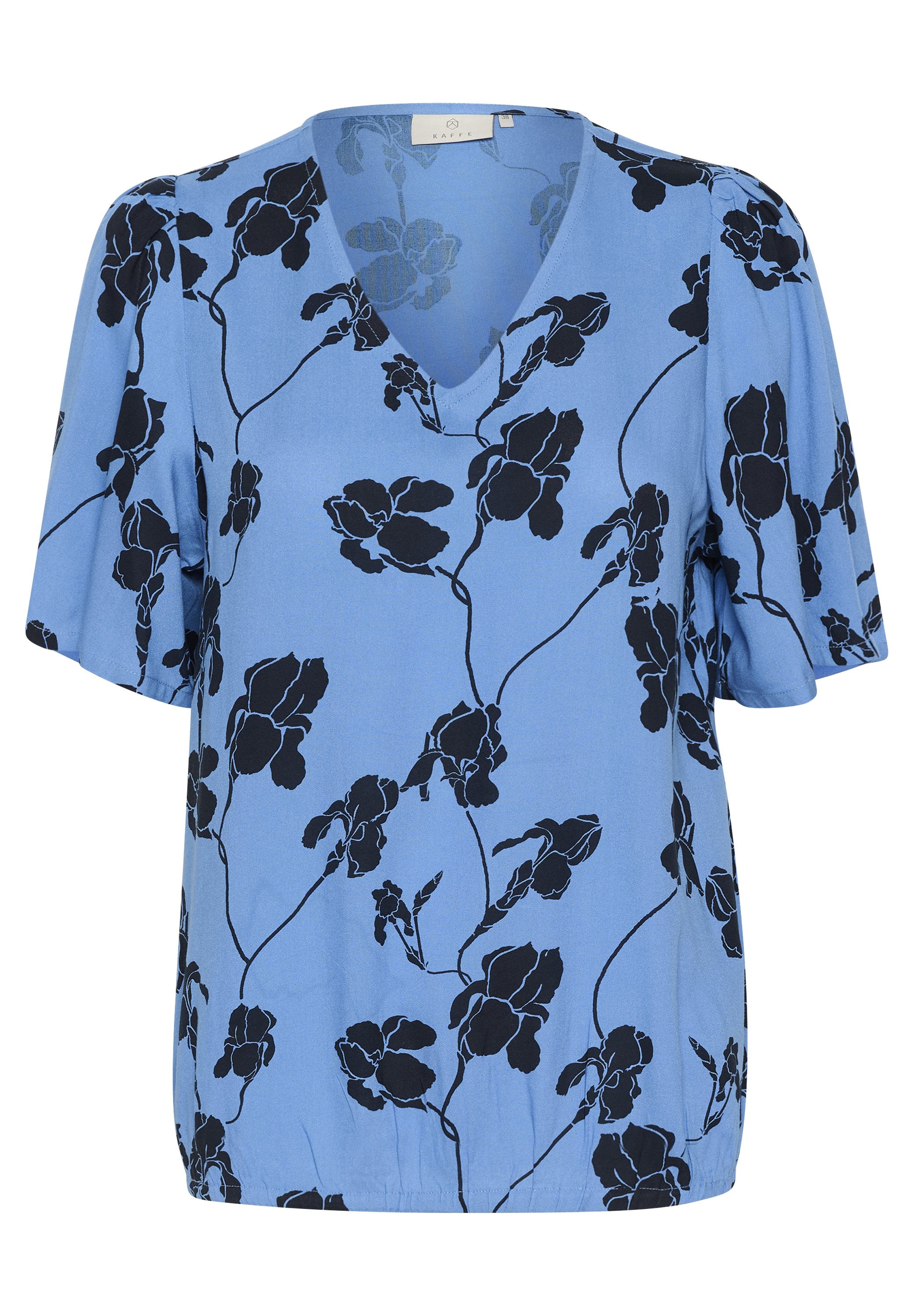 Hellbluse mit V-Ausschnitt, kurzen Ärmeln und einem schwarzen Blumenmuster. Weicher Stoff mit lockerer Passform und gerafftem Saum.