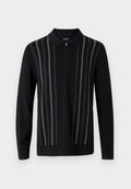 Schwarzer Pullover mit Reißverschlusskragen, mit vertikalen grauen Streifen, aus weichem Strickstoff, mit langen Ärmeln und seitlichen Schlitzen.