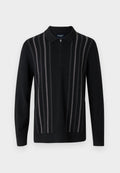 Schwarzer Pullover mit Reißverschlusskragen, mit vertikalen grauen Streifen, aus weichem Strickstoff, mit langen Ärmeln und seitlichen Schlitzen.