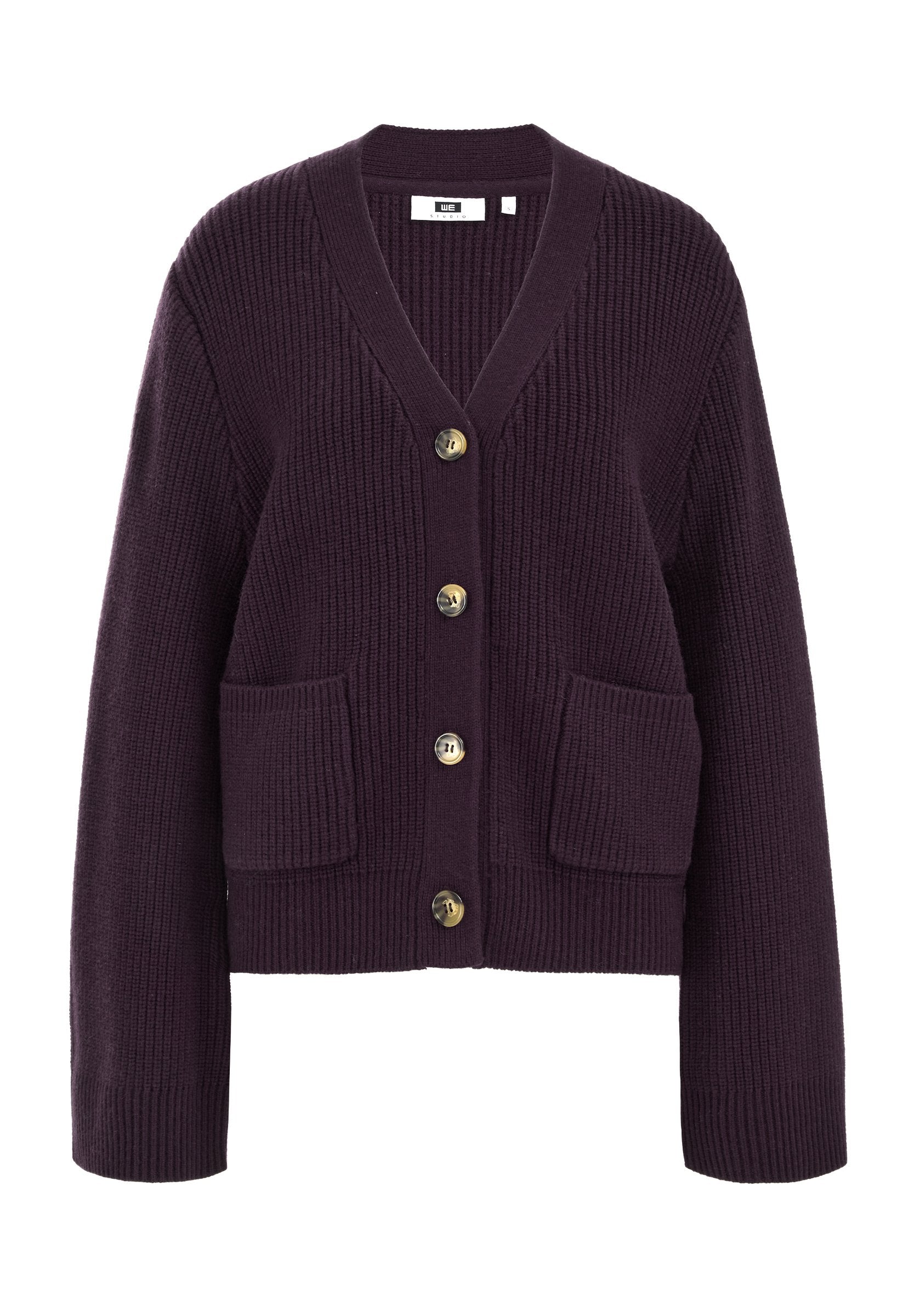 Lila gerippter Strickcardigan mit V-Ausschnitt, vier Knöpfen und zwei aufgesetzten Taschen, vor einem weißen Hintergrund präsentiert.