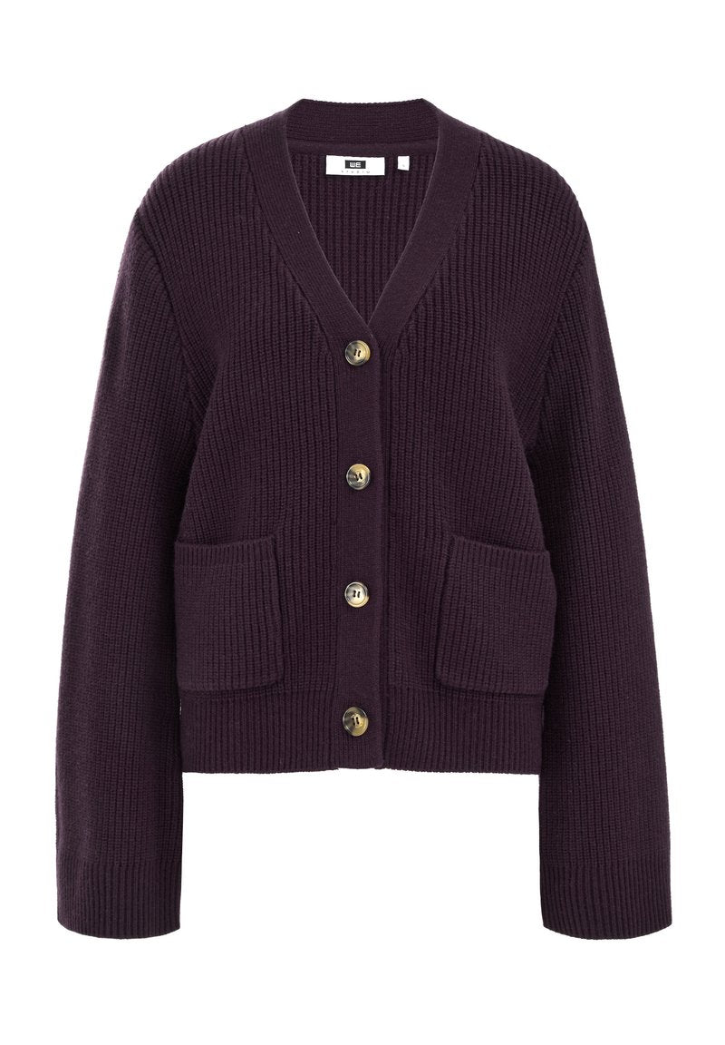 Lila gerippter Strickcardigan mit V-Ausschnitt, vier Knöpfen und zwei aufgesetzten Taschen, vor einem weißen Hintergrund präsentiert.