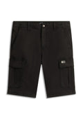 Schwarze Cargo-Shorts mit Fronttaschen, Gürtelschlaufen, Knopfverschluss und Klappentaschen an beiden Beinen, gebrandmarkt mit einem kleinen Tommy Jeans-Label.