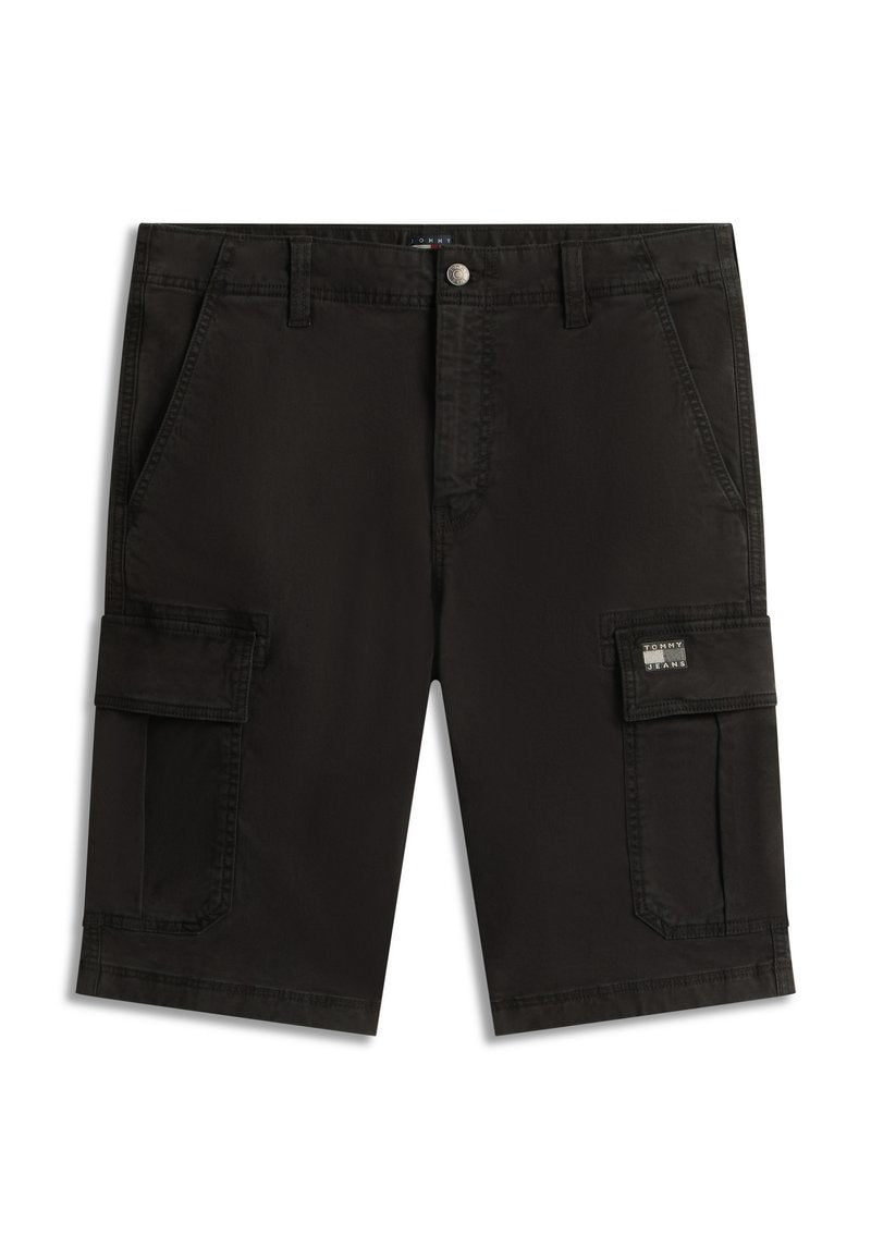 Schwarze Cargo-Shorts mit Fronttaschen, Gürtelschlaufen, Knopfverschluss und Klappentaschen an beiden Beinen, gebrandmarkt mit einem kleinen Tommy Jeans-Label.