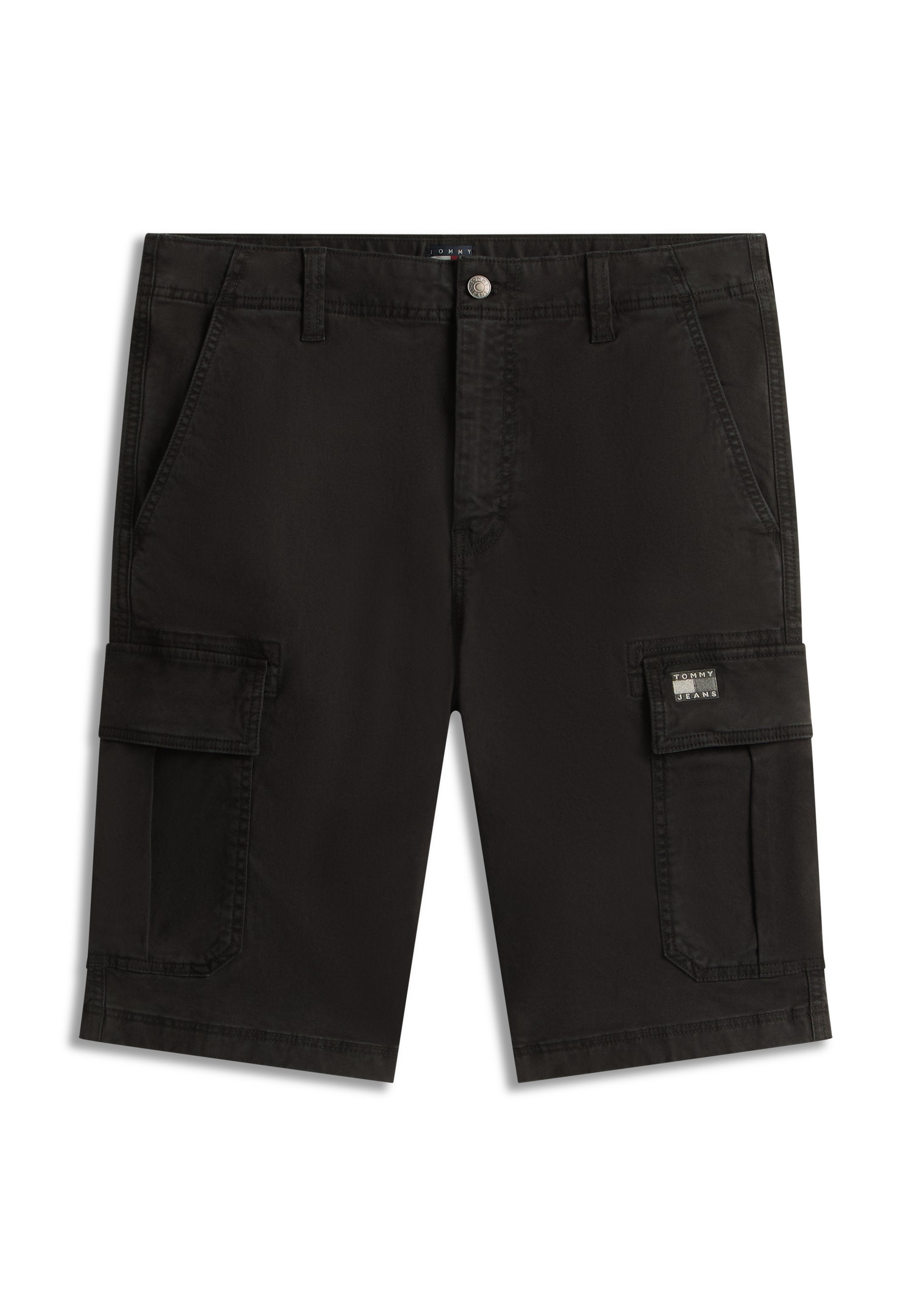 Schwarze Cargo-Shorts mit Fronttaschen, Gürtelschlaufen, Knopfverschluss und Klappentaschen an beiden Beinen, gebrandmarkt mit einem kleinen Tommy Jeans-Label.