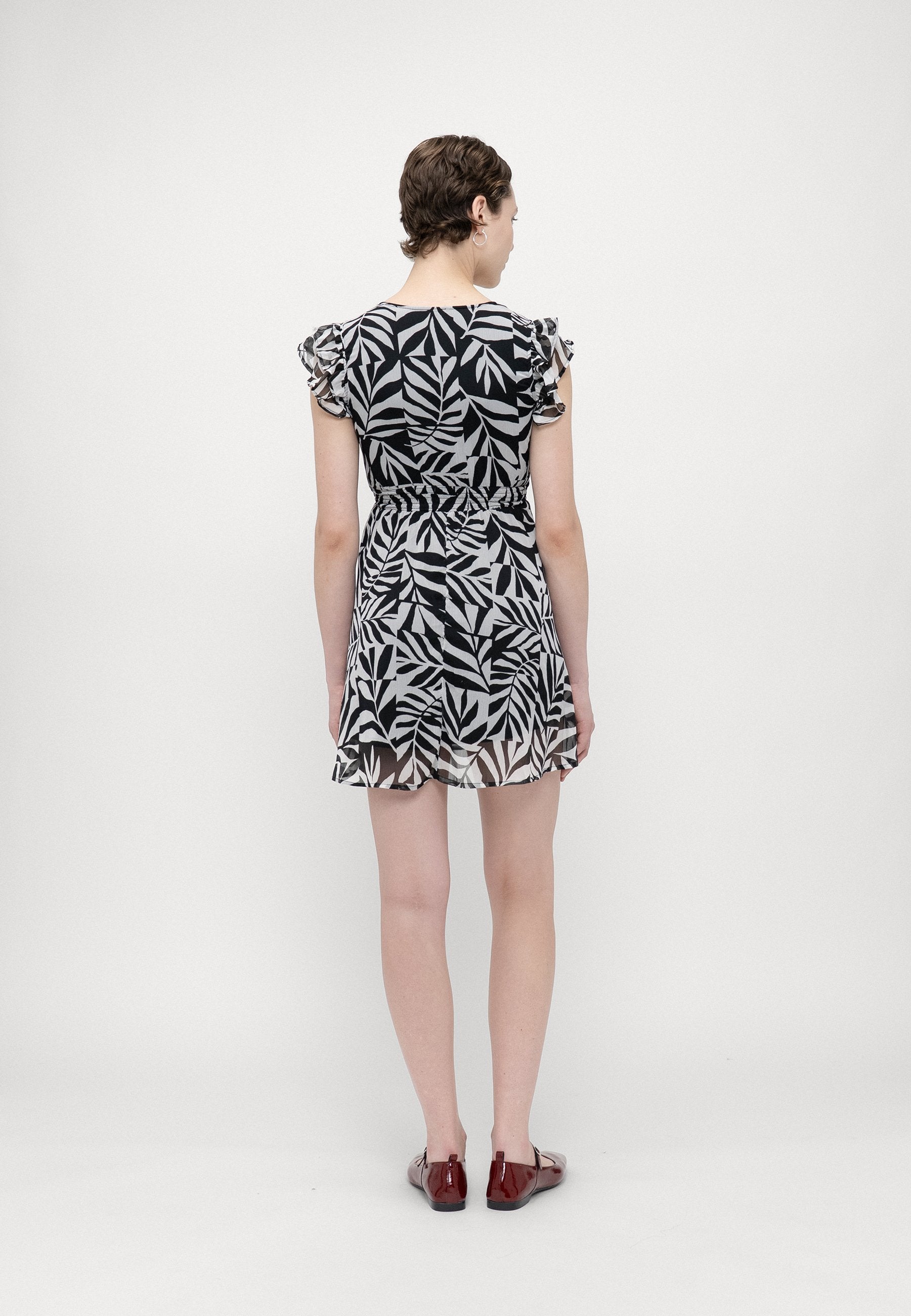 ONLASTA LIFE PEEKABOO DRESS  Media 4