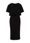 Schwarzes Midi-Kleid mit kurzen Ärmeln, tailliertem Bund und lockerer Passform. Schlichte Gestaltung, glatte Textur und minimalistischer Stil.