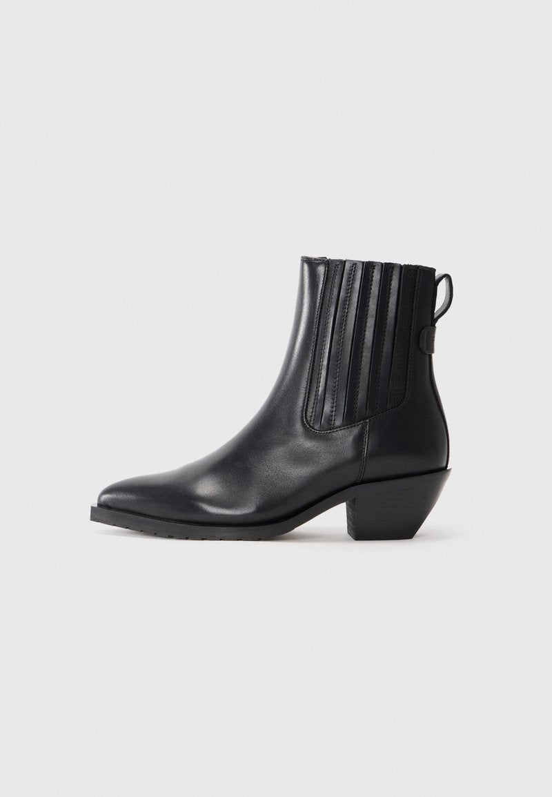 Schwarzer Leder-Knöchelstiefel mit elastischen Seiteneinsätzen, spitzer Zehenpartie und Blockabsatz. Glatte Textur und schlankes Design unterstreichen seinen modernen Stil.