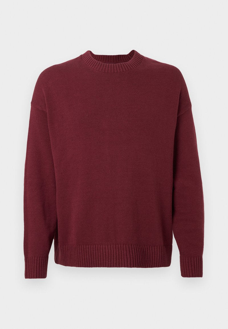 Bordeauxroter, gestrickter Pullover mit einem gerippten Rundhalsausschnitt, langen Ärmeln und geripptem Saum. Glatte Textur ohne Muster oder Verzierungen.