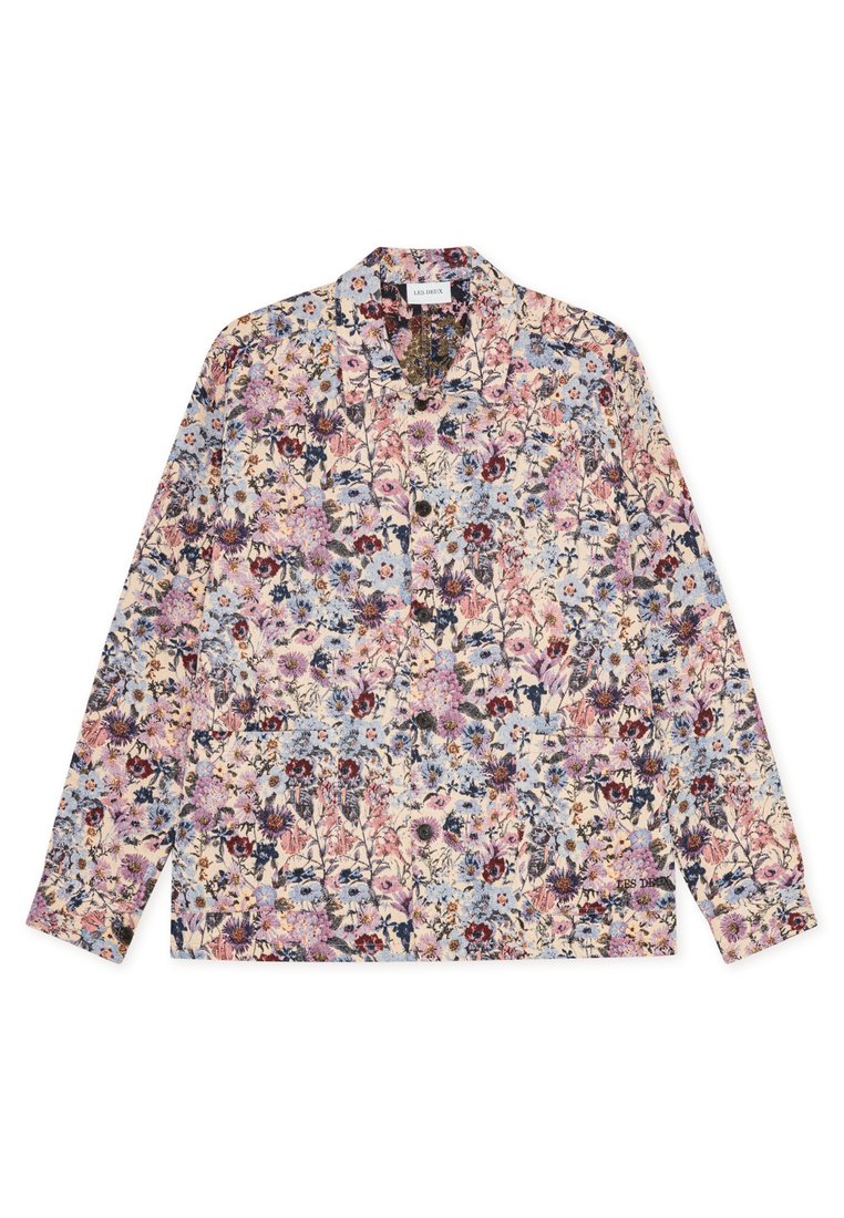 Langärmlige Bluse mit Blumenmuster in hellem Creme, bedruckt mit mehrfarbigen Blumen in Blau, Pink und Rot; mit Kragen und Knopfdetails.