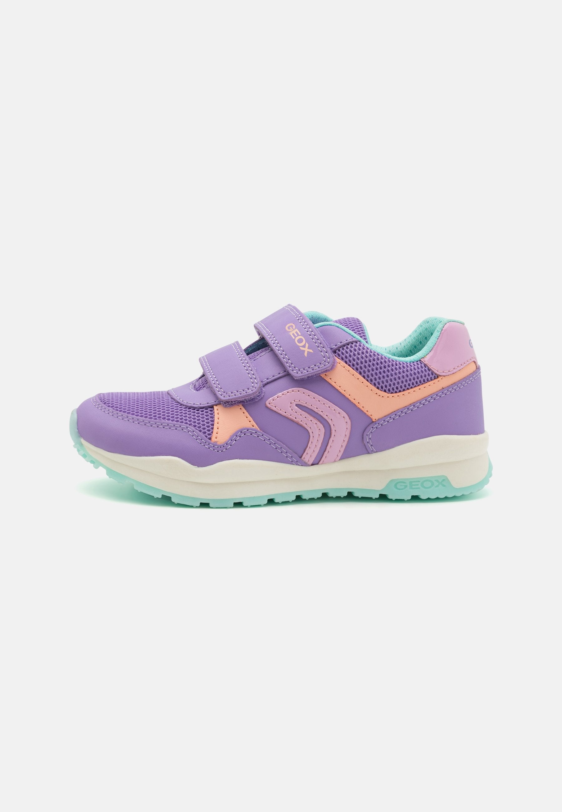 Lila und rosa Kinderturnschuhe mit einem Obermaterial aus Mesh und Synthetik, ausgestattet mit Klettverschlussriemen, strukturiertem Sohlenprofil und Geox-Logo.
