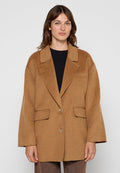 Kamelwollblazer mit Reverskragen, zwei vorderen Taschen und zwei Knöpfen. Der Stoff hat eine weiche, strukturierte Oberfläche.