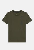 Olivgrünes Baumwoll-T-Shirt mit Rundhalsausschnitt, kurzen Ärmeln, schwarzem Nike-Logo sowie bedrucktem Paris-Symbol und Text auf der Vorderseite.