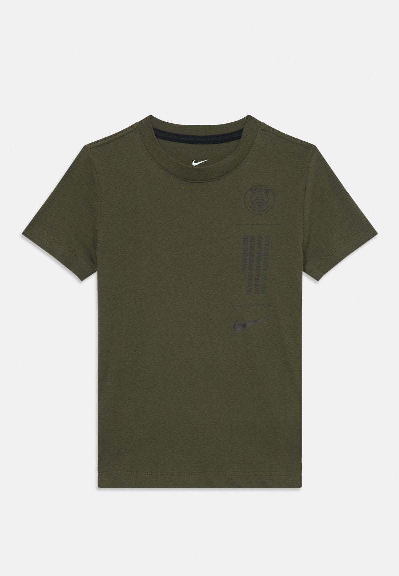Olivgrünes Baumwoll-T-Shirt mit Rundhalsausschnitt, kurzen Ärmeln, schwarzem Nike-Logo sowie bedrucktem Paris-Symbol und Text auf der Vorderseite.