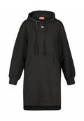 Schwarzes Kapuzensweatkleid aus weichem Material. Mit einer Fronttasche, gerippten Bündchen und einem kleinen Logo auf der Brust. Lässiges Design.