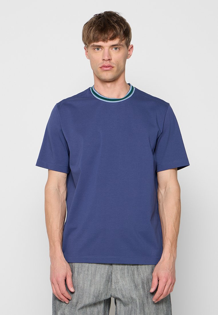 Marineblaue T-Shirt mit kurzen Ärmeln und rundem Kragen, verziert mit grün-weiß gestreiften Akzenten. Hergestellt aus Baumwolle mit glatter Textur.