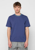 Marineblaue T-Shirt mit kurzen Ärmeln und rundem Kragen, verziert mit grün-weiß gestreiften Akzenten. Hergestellt aus Baumwolle mit glatter Textur.
