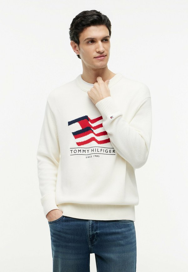 Tommy Hilfiger TOMMY HILFIGER INTARSIA FLAG RELAXED CREW NECK JUMPER - Jumper - ivory petal