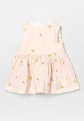 Rosa ärmelloses Kleid mit einem Rüschensaum, weißem Punktekragen und floralen Stickereien in Gelb und Weiß.
