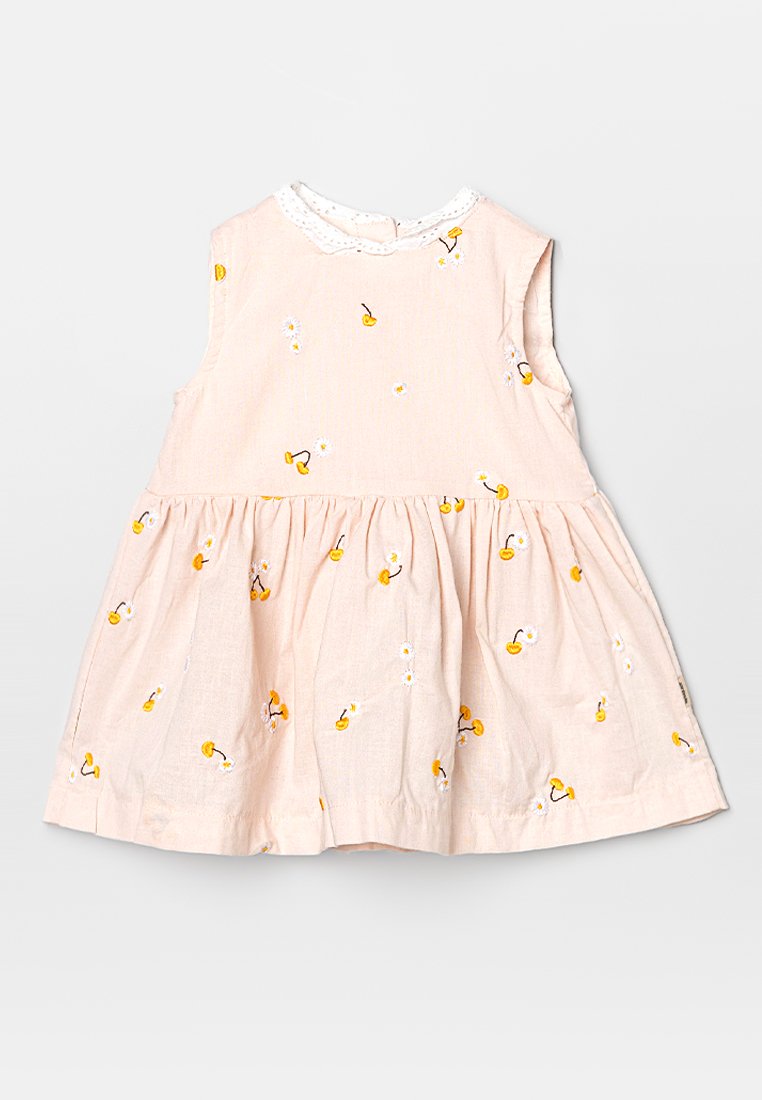Rosa ärmelloses Kleid mit einem Rüschensaum, weißem Punktekragen und floralen Stickereien in Gelb und Weiß.