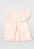 Helles rosa Kleid mit flatternden Ärmeln, verziert mit Spitze und horizontalen strukturierten Streifen. Hergestellt aus weichem Stoff, lockere Passform.