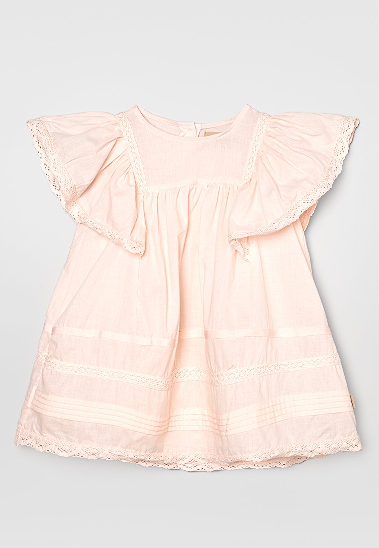 Helles rosa Kleid mit flatternden Ärmeln, verziert mit Spitze und horizontalen strukturierten Streifen. Hergestellt aus weichem Stoff, lockere Passform.