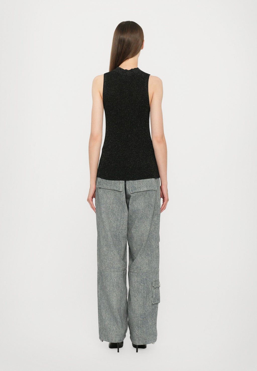 CLOSED SLEEVELESS