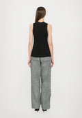 CLOSED SLEEVELESS