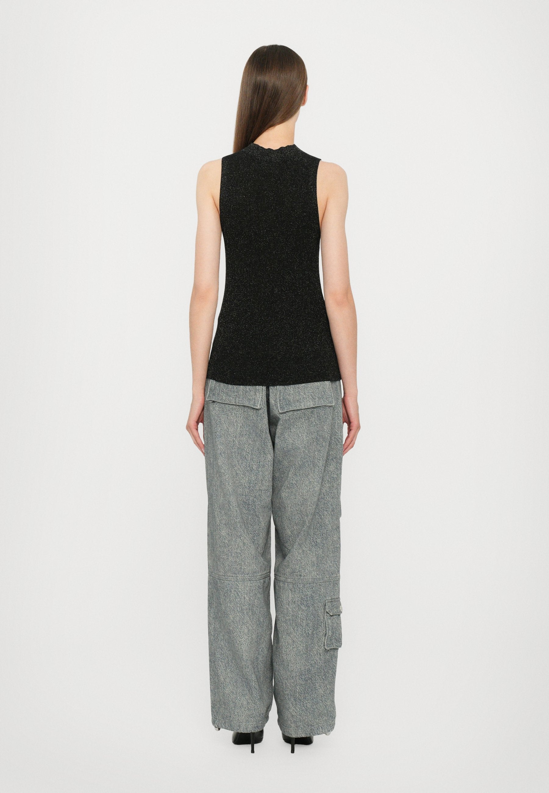 CLOSED SLEEVELESS