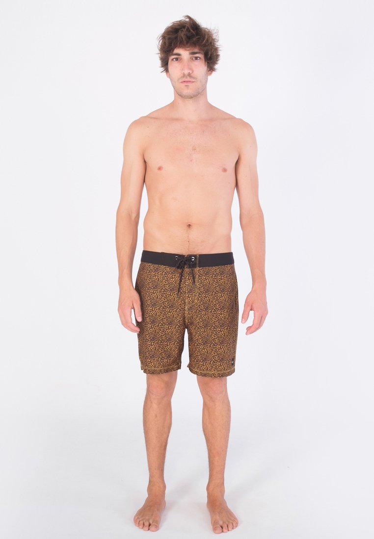 Braune, gemusterte Badeshorts mit einem Kordelzug und schwarzem Bund. Der Stoff hat eine glatte Textur mit einem gepunkteten Druckdesign.