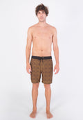Braune, gemusterte Badeshorts mit einem Kordelzug und schwarzem Bund. Der Stoff hat eine glatte Textur mit einem gepunkteten Druckdesign.