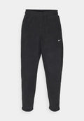 Schwarze Fleece-Jogginghosen mit elastischem Bund, schmal zulaufenden Beinen und kleinem weißen Nike-Logo auf dem linken Oberschenkel. Weicher Stoff und lässiges Design.