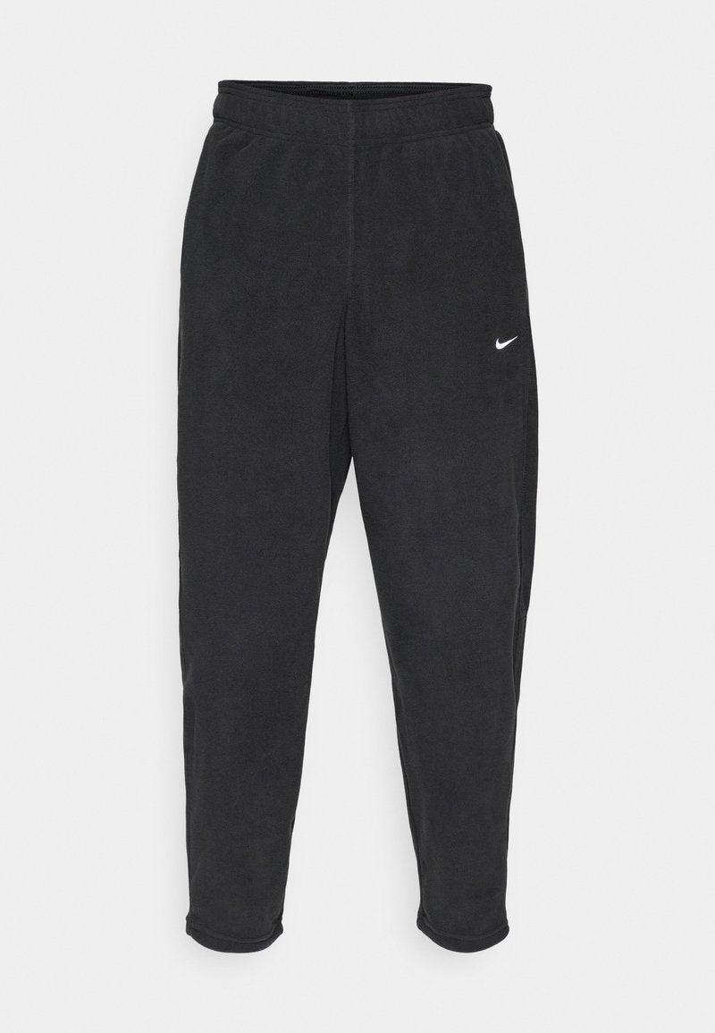 Schwarze Fleece-Jogginghosen mit elastischem Bund, schmal zulaufenden Beinen und kleinem weißen Nike-Logo auf dem linken Oberschenkel. Weicher Stoff und lässiges Design.