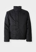 Schwarze isolierte Jacke mit hohem Kragen, ausgestattet mit einem durchgehenden Reißverschluss und einem Logo auf der linken Brust. Das Material wirkt glatt und plüschig.