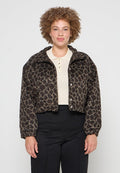 Schwarze und braune Leopardenmuster-Cropped-Jacke mit weicher Textur, weitem Kragen und Knopfverschluss, ausgestattet mit elastischen Bündchen und einem legeren Schnitt.