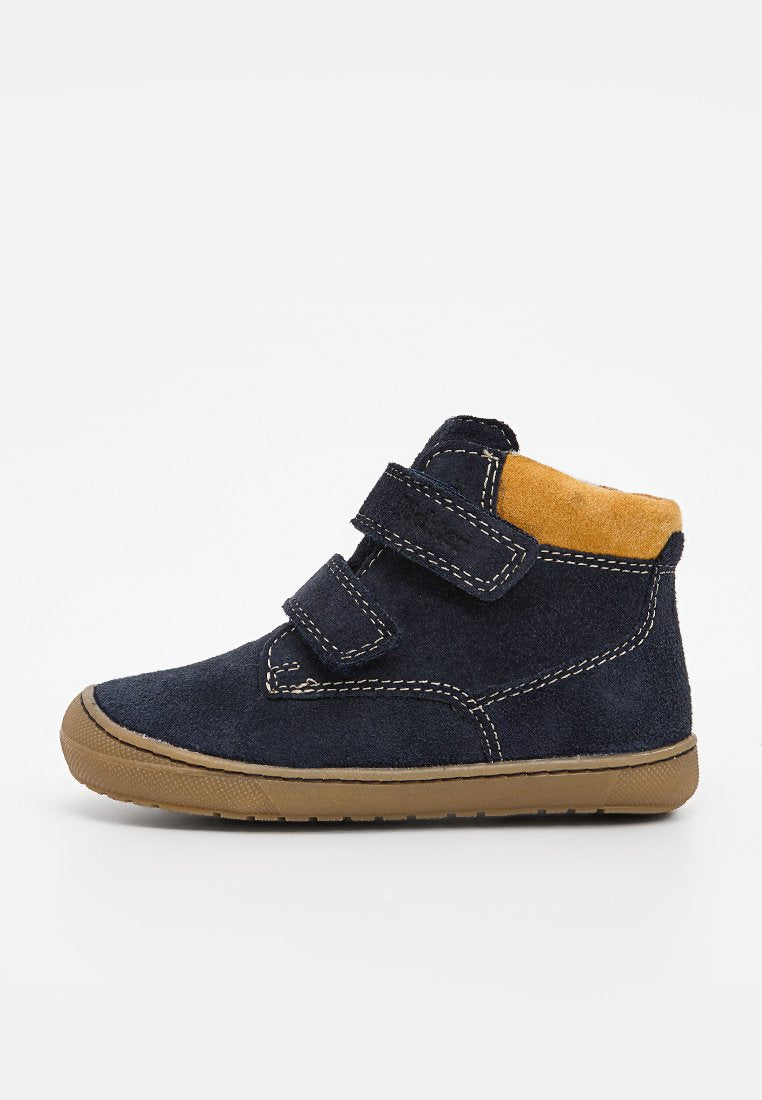 Marineblaue Wildleder-Stiefelette mit einem gelben Wildlederkragen, zwei Klettverschlussriemen und einer beigen Gummisohle. Kontrastnähte.