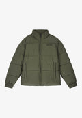 Olivgrüne Steppjacke mit hohem Kragen, frontalem Reißverschluss und zwei Seitentaschen. Verfügt über gestickte Paneele und gerippte Bündchen für zusätzliche Wärme.