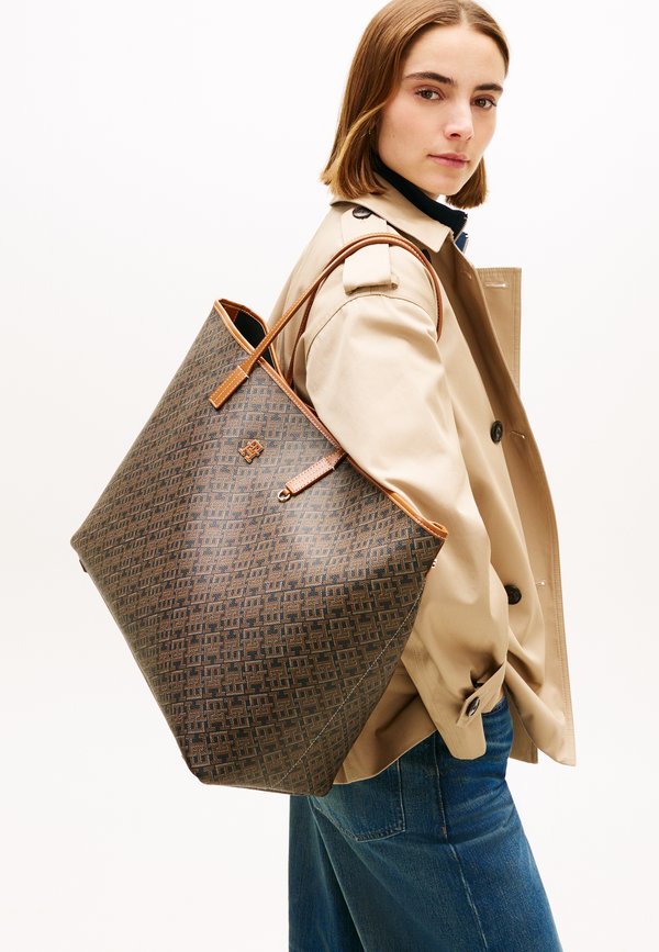 Tommy Hilfiger TH MONOPLAY PRINT TOTE BAG WITH LEATHER - Tote bag - black mix