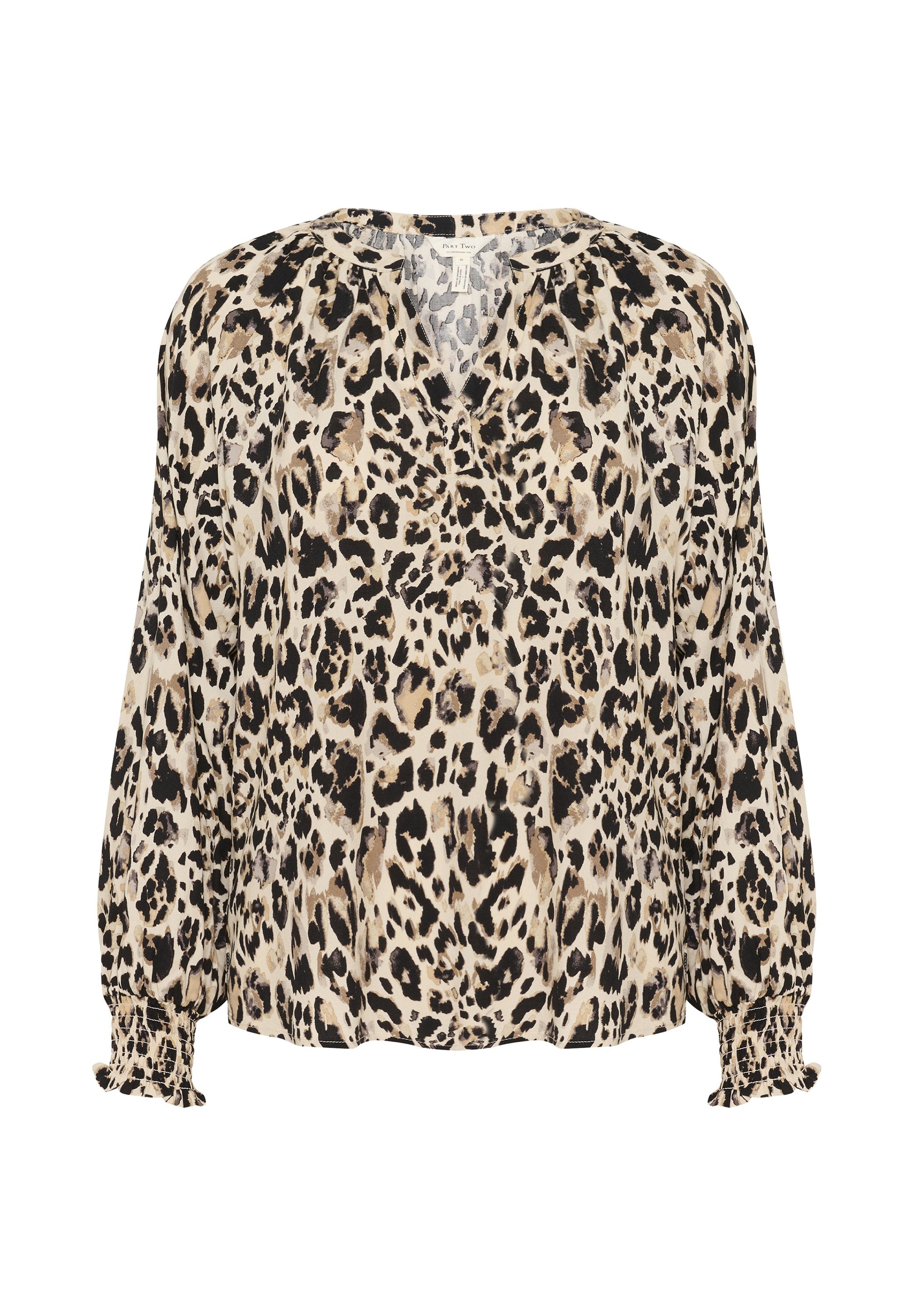 Bluse mit Leopardenmuster aus leichtem Stoff, mit V-Ausschnitt, langen Ballonärmeln und gefransten Ärmelbündchen. Die Farben sind Beige, Schwarz und Braun.