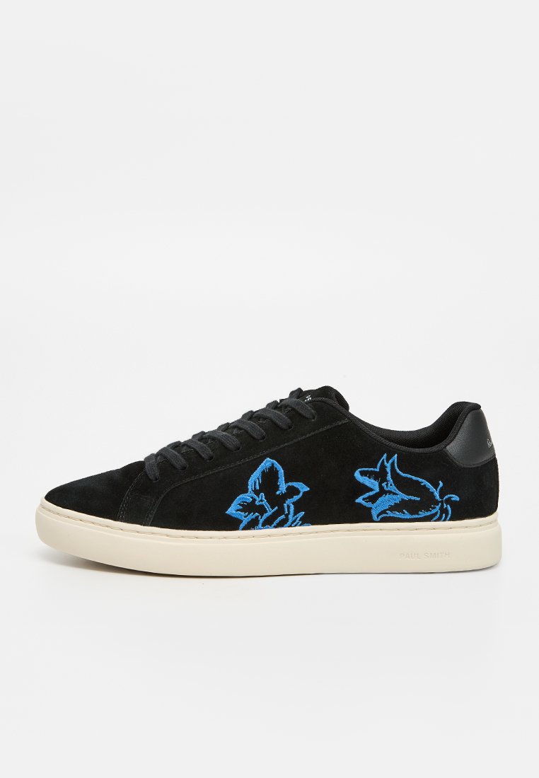Schwarzer Wildledersneaker mit blauer Blumenstickerei, abgerundetem Zeh, vorderer Schnürung und cremefarbenen Gummisohle. Markenkennzeichnung an der Ferse.