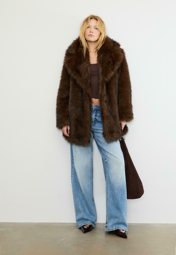 Stradivarius REGULAR FIT