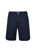 Marineblaue Shorts aus Baumwolle. Einfaches Design mit einem Frontreißverschluss, Knopfverschluss und zwei Seiten Taschen. Glatte Textur.