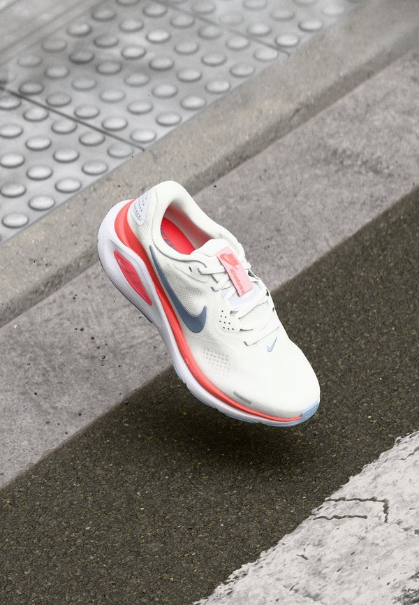 Nike Performance STRUCTURE 26 - Road running shoes - white/ashen slate/hot lava/hydrogen blue