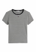 Schwarz-weiß gestreiftes T-Shirt mit kurzen Ärmeln, schwarzem Kragen und kleinem, mittig platziertem Logo auf der Brust.