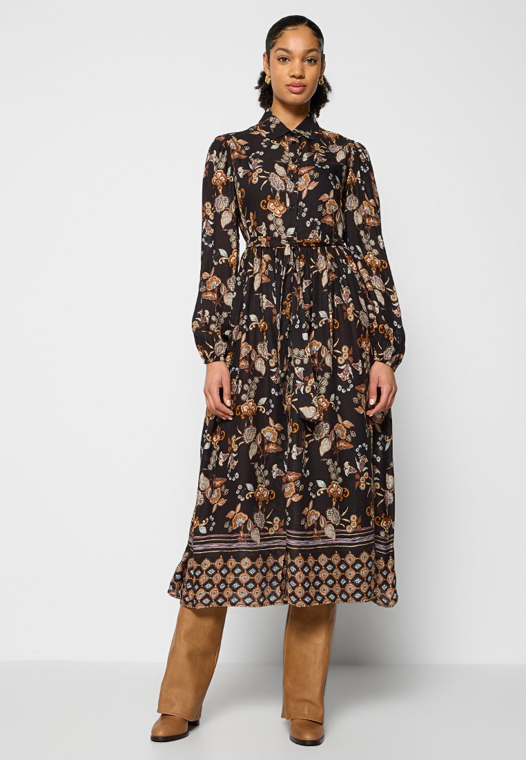 Langärmliges schwarzes Kleid mit floralem Druck in Orange und Weiß, mit einem Knopfkragen, tailliertem Schnitt und knöchellangem Saum mit gemustertem Abschluss.