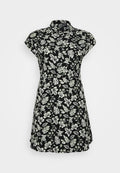 Kleid aus schwarzem Stoff mit floralen Mustern, kurzen Cap-Ärmeln, einem knöpfbaren Kragen und einer taillierten Passform mit ausgestelltem Rock.