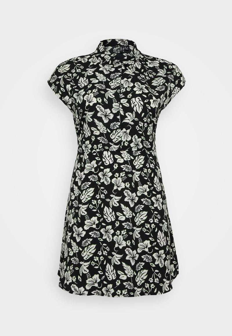 Kleid aus schwarzem Stoff mit floralen Mustern, kurzen Cap-Ärmeln, einem knöpfbaren Kragen und einer taillierten Passform mit ausgestelltem Rock.