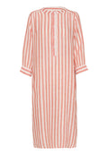 Gestreiftes Leinenkleid mit abwechselnd rosa und weißen Streifen, rundem Ausschnitt, drei Viertelärmeln und einer Knopfblende auf der Rückseite.