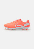 Neon-pinke Fußballschuhe mit strukturierter Oberseite, weißem Nike-Swoosh, grauen Akzenten und geformten Stollen für Traktion auf Grasoberflächen.